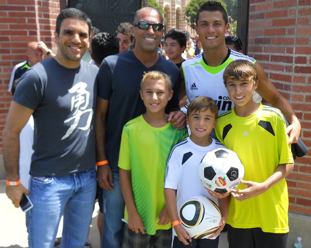 Pedro Valente and Royce Gracie teaching Jiu-Jitsu to Soccer super stars Kaká and Cristiano Ronaldo — photograph 2