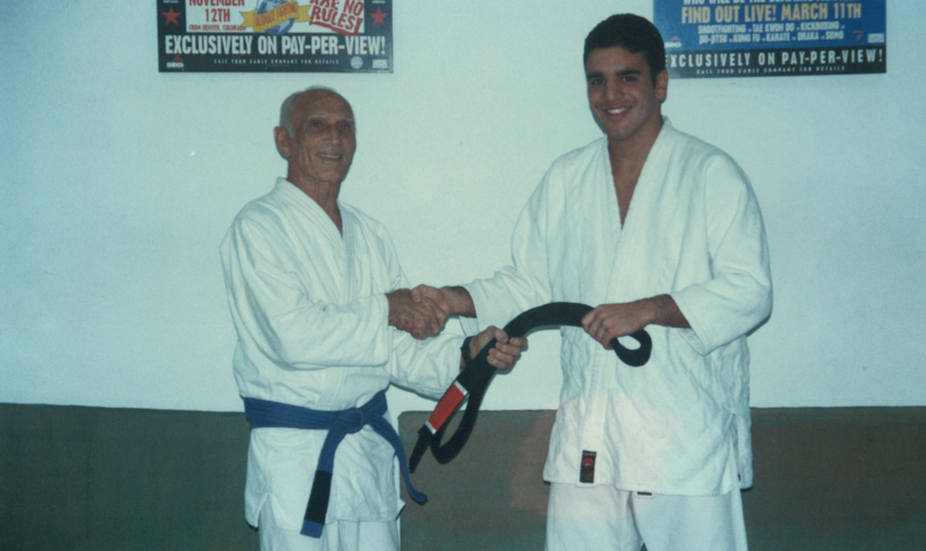  The Valente family is the only family other than the Gracie family to have four black belts awarded directly by Grand Master Helio Gracie. 